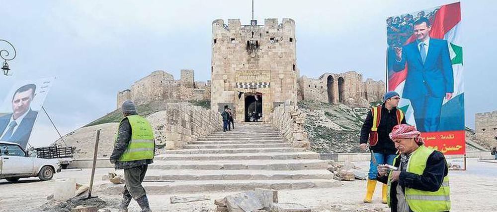 Assad schaut zu. Arbeiter vor der berühmten Zitadelle von Aleppo, dem Wahrzeichen der Stadt, aufgenommen Ende Januar 2017.