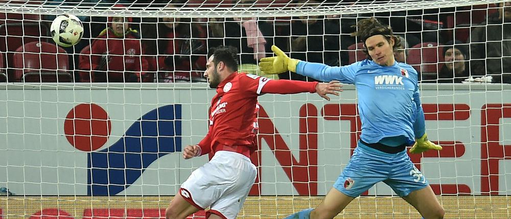 Der Mainzer Levin Öztunali (l) köpft den Treffer zum 1:0 gegen Augsburgs Marwin Hitz.