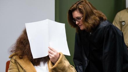 Die wegen Mordes angeklagte Gabriele P. berät sich am Montag vor Prozessbeginn im Landgericht in München mit ihrer Rechtsanwältin Birgit Schwerdt. 