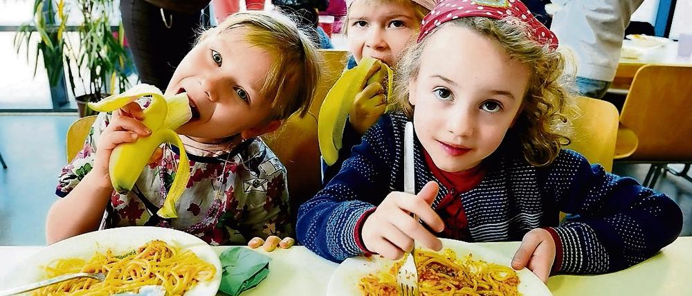 An den Grundschulen klappt es überwiegend mit der Essensversorgung - an den Oberschulen gibt's Probleme.