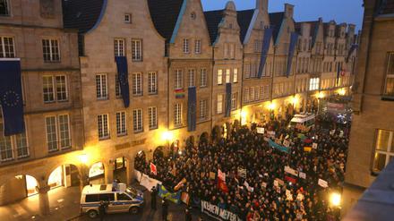 Demonstranten stehen am 10.02.2017 auf dem Prinzipalmarkt in Münster (Nordrhein-Westfalen). Im Rathaus findet der Neujahrsempfang des Kreisverbandes der AfD Münster mit der Bundesvorsitzenden Petry sowie NRW-Chef Pretzell statt.