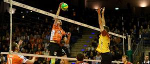 Hauptsache druff: Berlins Mittelblocker Aleksandar Okolic punktet am Netz. 