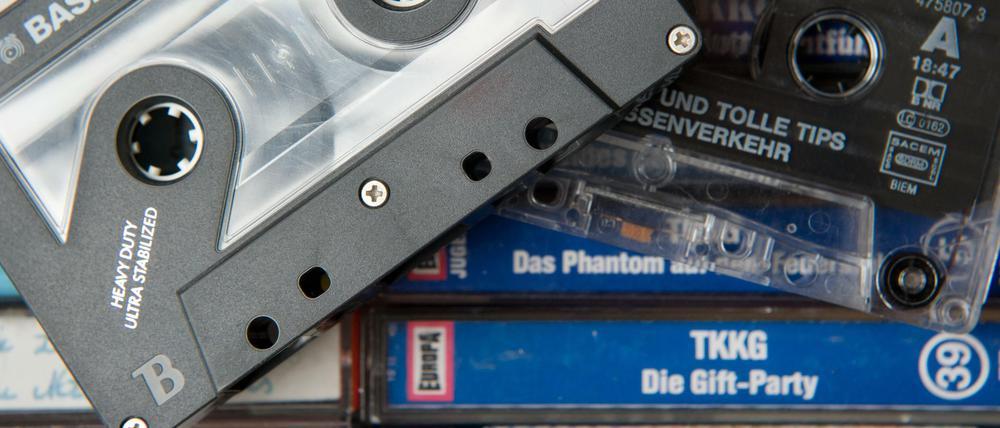 Analoge Kindheit. Die Kinder der 80er Jahre hörten ihre Geschichten noch auf Kassetten. Für den Nachwuchs heute sind das alles unbekannte Dinge. Eine Reise in die Vergangenheit.