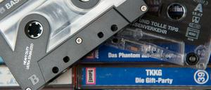 Analoge Kindheit. Die Kinder der 80er Jahre hörten ihre Geschichten noch auf Kassetten. Für den Nachwuchs heute sind das alles unbekannte Dinge. Eine Reise in die Vergangenheit.