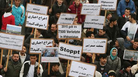 Teilnehmer einer Demonstration am 11.02.2017 fordern einen Abschiebestopp nach Afghanistan.