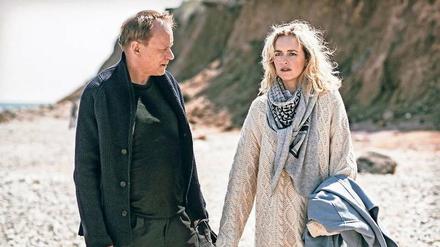Gestrandet. Stellan Skarsgård und Nina Hoss.