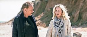 Gestrandet. Stellan Skarsgård und Nina Hoss.