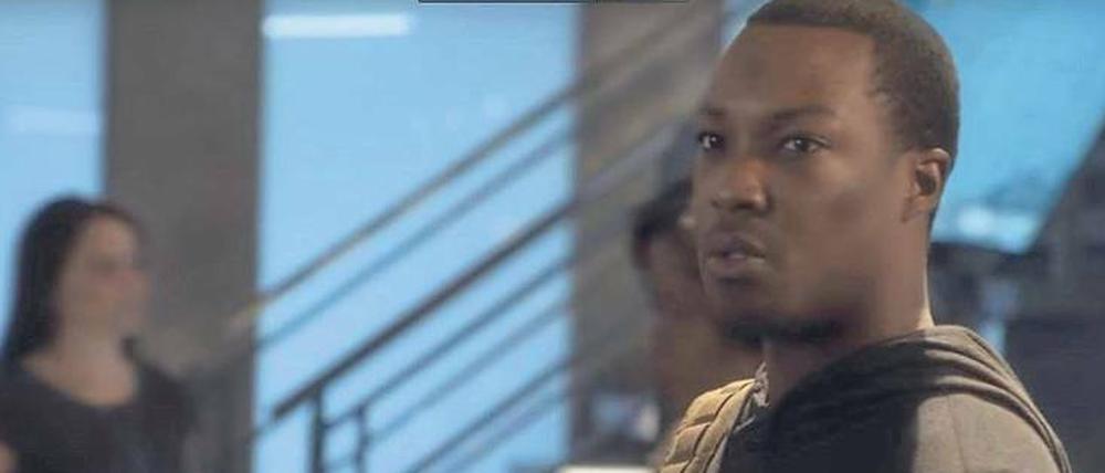 Atemlos. Eric Carter (Corey Hawkins) hat mit seinem Team den Terrorpaten Bin-Kahlid ausgeschaltet. Die Männer der Elite-Truppe wiegen sich in Sicherheit.