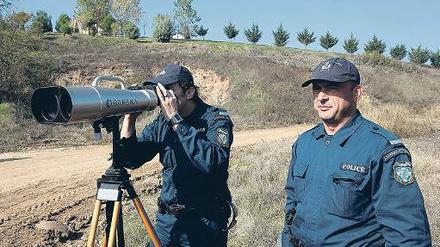 Aufgepasst: Griechische Polizisten überwachen die Landesgrenzen.
