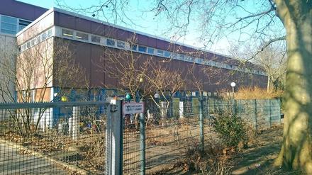 87 Flüchtlinge sind am Dienstag von der Turnhalle im Efeuweg in Neukölln in die Gemeinschaftsunterkunft nach Buckow gezogen.