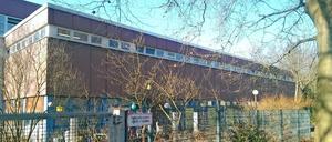 87 Flüchtlinge sind am Dienstag von der Turnhalle im Efeuweg in Neukölln in die Gemeinschaftsunterkunft nach Buckow gezogen.