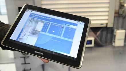 Vernetztes Zuhause. In smarten Wohnungen und Häusern sind verschiedene Geräte miteinander vernetzt und lassen sich per Handy oder Tablet aus der Ferne steuern. 