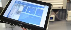 Vernetztes Zuhause. In smarten Wohnungen und Häusern sind verschiedene Geräte miteinander vernetzt und lassen sich per Handy oder Tablet aus der Ferne steuern. 