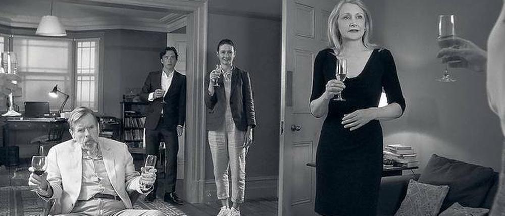 Anstoßen bitte, gleich gibt's Turbulenzen: Patricia Clarkson, Emily Mortimer, Cillian Murphy und Timothy Spall (v.r.) in "The Party".