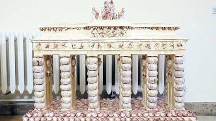 Verströmt einen strengen Geruch: Das Brandenburger Tor aus Knoblauch, das gerade im Roten Rathaus gastiert. 