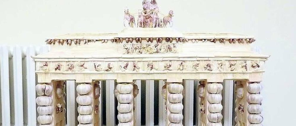 Verströmt einen strengen Geruch: Das Brandenburger Tor aus Knoblauch, das gerade im Roten Rathaus gastiert.