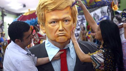 Armer Trump. Auch in Brasilien macht man sich über ihn lustig. Hier wird eine Puppe von ihm angefertigt, die beim Karneval von Olinda zum Einsatz kommen soll.