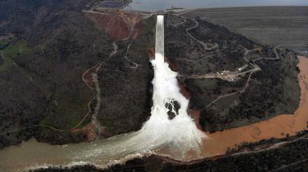 Heftiger Regen hat ein Loch von der Größe eines Fußballfelds in den Kanal am Oroville-Damm gerissen.