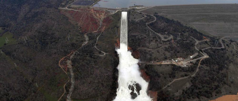 Heftiger Regen hat ein Loch von der Größe eines Fußballfelds in den Kanal am Oroville-Damm gerissen.