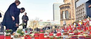Kanzlerin Angela Merkel und der tunesische Premierminister Youssef Chahed (2.v.l.) gedenken der Opfer vom Breitscheidplatz 