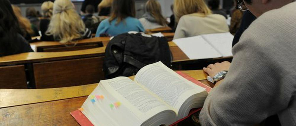 Die dicken Wälzer als Problem? Manche Lehrenden klagen über mangelnde Voraussetzungen ihrer Studierenden.