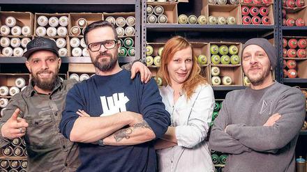 Großes Lager. Das Team von xi-design bringt Werbung auf Brandwände (v.l.nr.): Kimo von Rekowski, Jörn Reiners, Mitarbeiterin Lisa Schmidt, Marco Bollenbach.