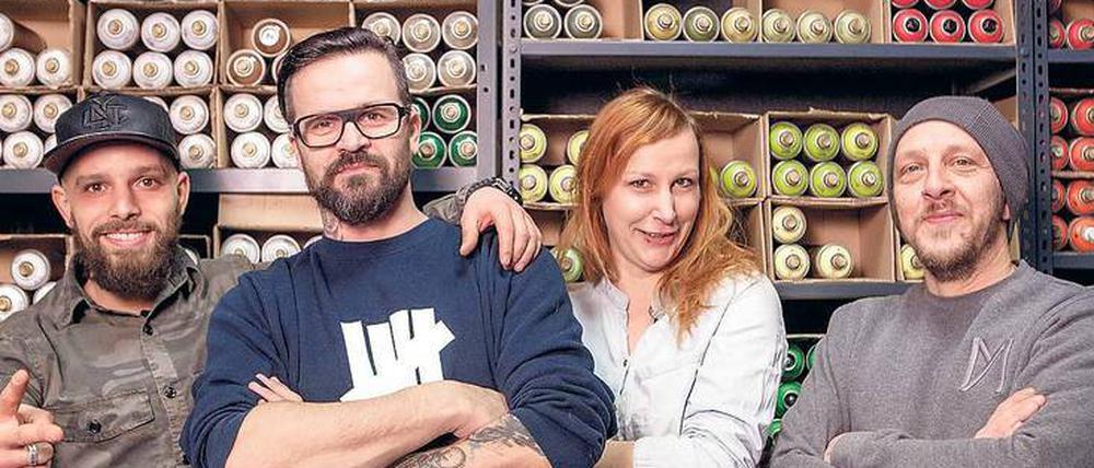 Großes Lager. Das Team von xi-design bringt Werbung auf Brandwände (v.l.nr.): Kimo von Rekowski, Jörn Reiners, Mitarbeiterin Lisa Schmidt, Marco Bollenbach.