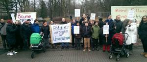 Anwohner und Mitglieder der Bürgerinitiativen protestieren gegen die Fällung der Bäume.