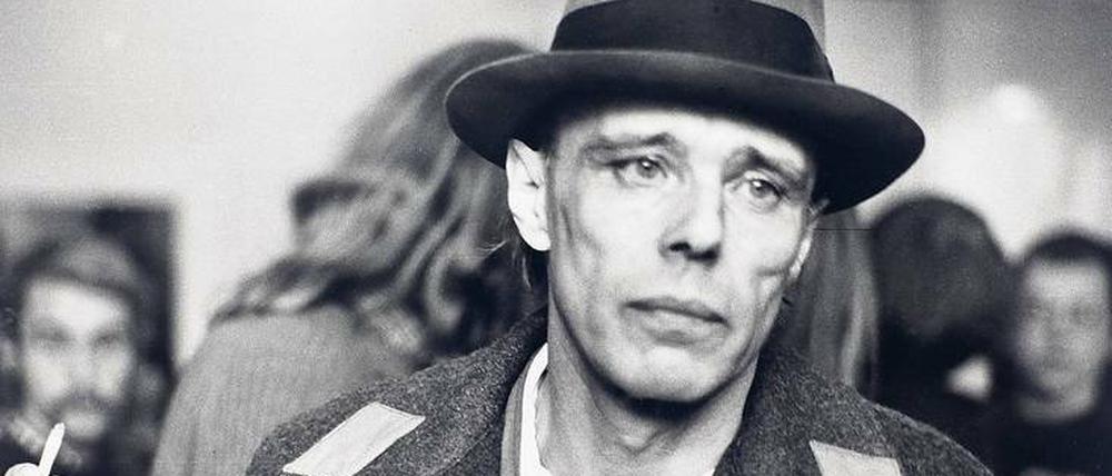 Anstoß-Erreger. Joseph Beuys nach der Räumung der Kunstakademie in Düsseldorf, 1972. 
