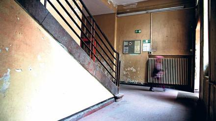 Feuer am Dach: Rauchmelder nur im Dachgeschoss, keine freien Fluchtwege. Die Brandschutzmängel an Berliner Schulen sind gravierend.