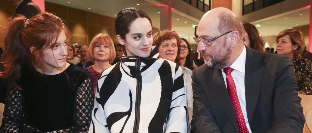 Naomi Amarger, Noemi Merlant und Martin Schulz am Montag beim Filmempfang in der SPD-Zentrale. 