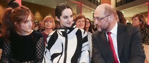 Naomi Amarger, Noemi Merlant und Martin Schulz am Montag beim Filmempfang in der SPD-Zentrale. 