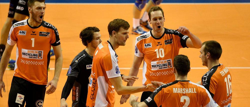 Nach dem Sieg in der Champions League wollen die Berlin Volleys auch in Düren jubeln.
