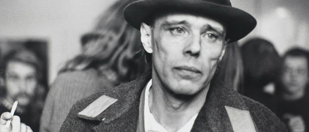 Joseph Beuys nach der Räumung der Staatlichen Kunstakademie Düsseldorf im Jahr 1972 