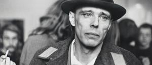 Joseph Beuys nach der Räumung der Staatlichen Kunstakademie Düsseldorf im Jahr 1972