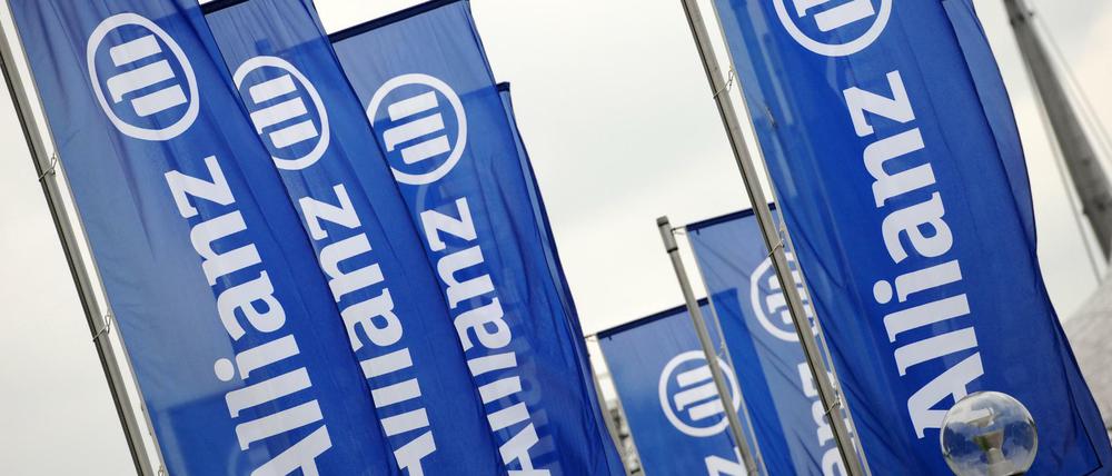 Fahnen mit dem Logo der Allianz.