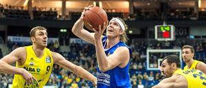 Zuschauer. Albas Elmedin Kikanovic und Tony Gaffney (rechts) kommen zu spät.