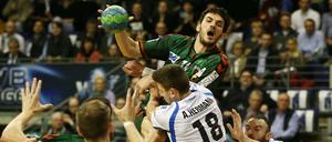 Viel Gerangel, wenig Ertrag: Berlins Torjäger Petar Nenadic sucht eine Lücke.