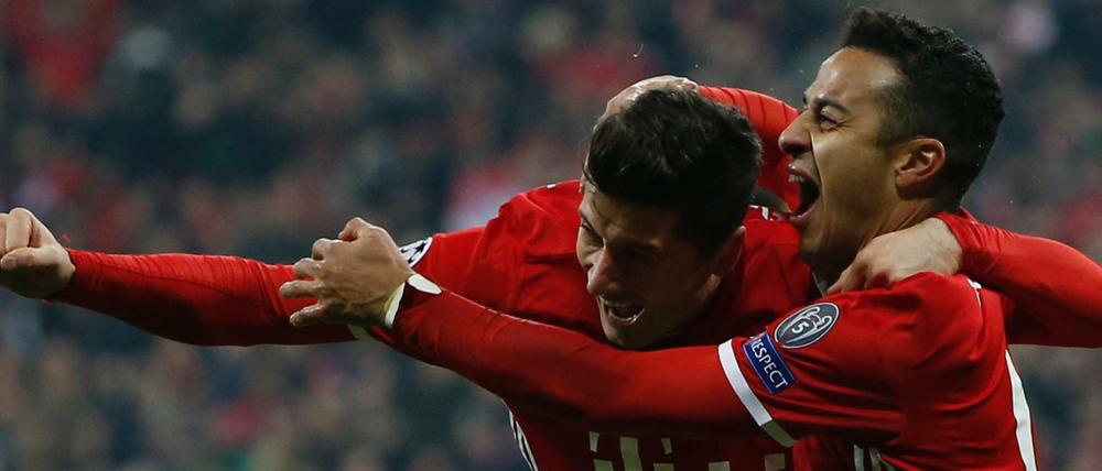 Bayern Münchens Thiago Alcantara (rechts) feiert mit Robert Lewandowski das 3:1.