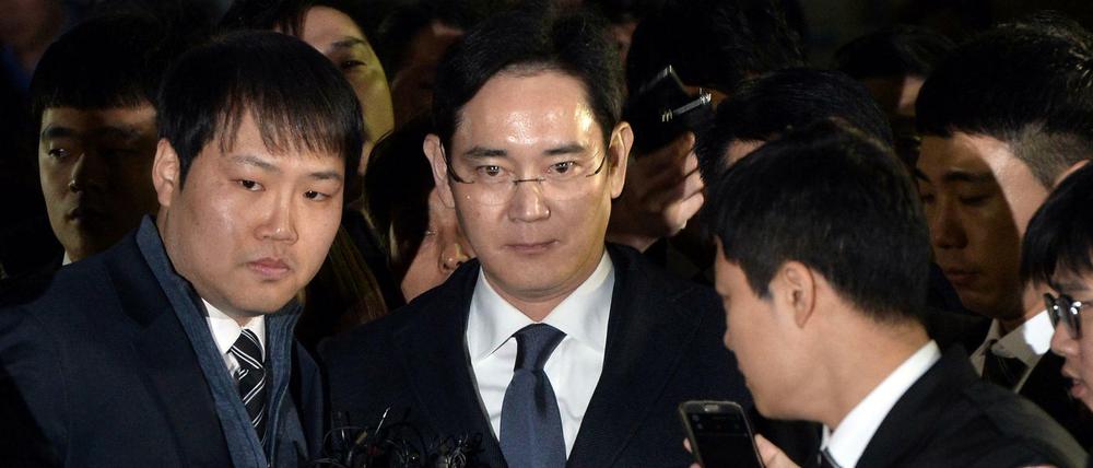 Samsung-Chef Lee Jae-Yong verlässt eine Anhörung. Ihm wird Präsidenten-Bestechung vorgeworfen.