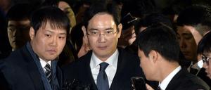 Samsung-Chef Lee Jae-Yong verlässt eine Anhörung. Ihm wird Präsidenten-Bestechung vorgeworfen.