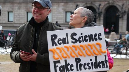 Hunderte Wissenschaftler demonstrierten am 19. Februar in Boston, USA, gegen die Trump-Regierung und für die Anerkennung der Bedeutung der Wissenschaft.