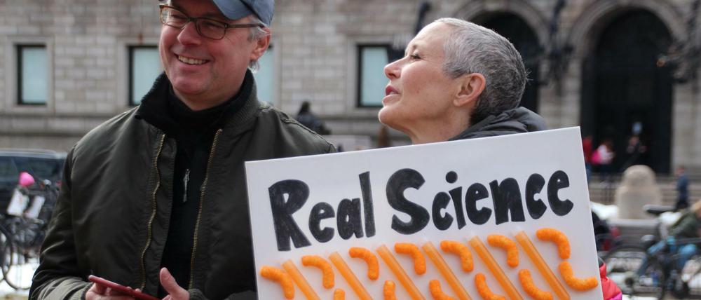 Hunderte Wissenschaftler demonstrierten am 19. Februar in Boston, USA, gegen die Trump-Regierung und für die Anerkennung der Bedeutung der Wissenschaft.