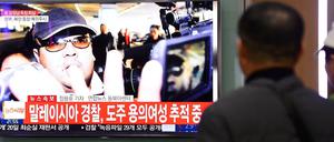 Südkoreaner sehen in Seoul die Nachricht von der Ermordung des Halbbruders vom Nordkoreanischen Diktator Kim Jong Un.