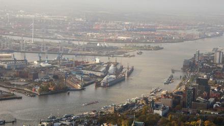 Blick in Hamburg auf den Hafen mit der Werft Blohm + Voss (links) und den Containerterminals (oben).