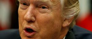 Unter dem Eindruck erheblicher personeller und programmatischer Probleme beendet US-Präsident Donald Trump seine ersten vier Wochen im Amt. 