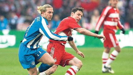 Damals war’s. Vor ziemlich genau acht Jahren erzielte Andrej Woronin, hier gegen Mark van Bommel, beide Tore zum 2:1-Heimsieg über den FC Bayern München.