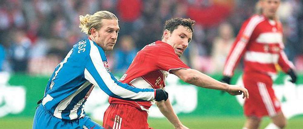 Damals war’s. Vor ziemlich genau acht Jahren erzielte Andrej Woronin, hier gegen Mark van Bommel, beide Tore zum 2:1-Heimsieg über den FC Bayern München.