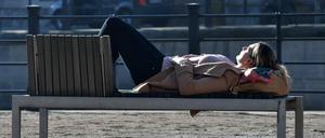Sonnenbaden in dem Berliner Lustgarten.