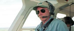 Filmstar Harrison Ford im Jahre 2001 in einem Helikopter.